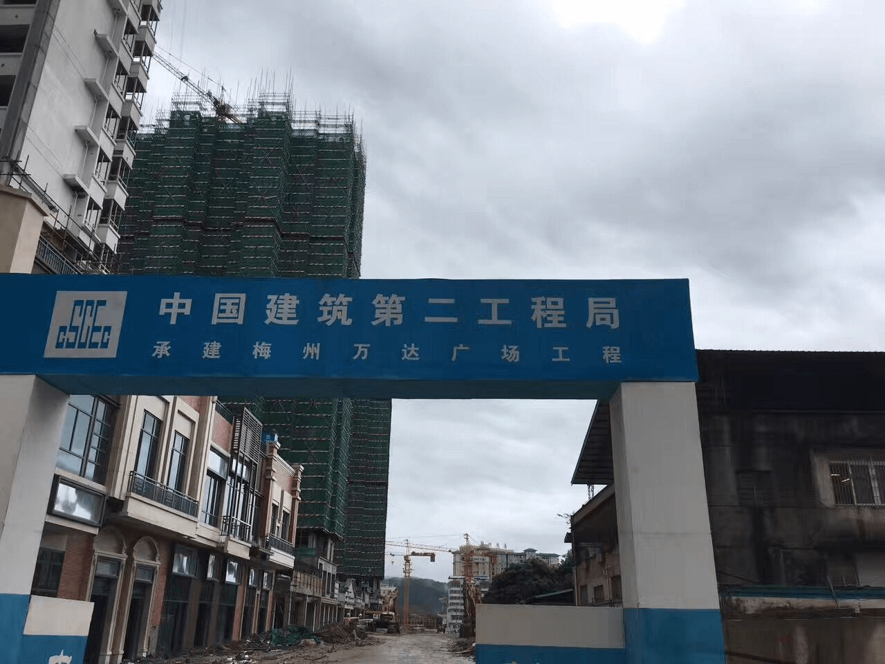 梅州万达广场镀锌线管进场